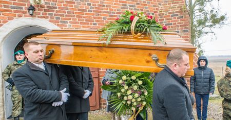 Pogrzeb najstarszego Polaka, w trumnie było inne ciało. Policja sprawdza, czy doszło do znieważenia zwłok