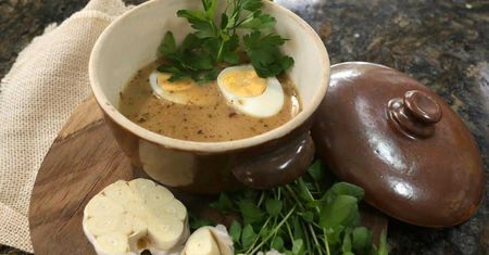 Żurek na wędzonce Ewy Wachowicz. Aromatyczna zupa na Wielkanoc