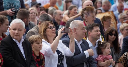 Koronawirus w Polsce. Beata Mazurek komentuje sondaż prezydencki. Aleksandra Dulkiewicz krytykuje wpis europosłanki PiS
