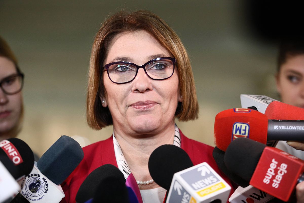 Beata Mazurek kręci głową na opozycję. "PO nadal nie odrobiła pracy domowej"