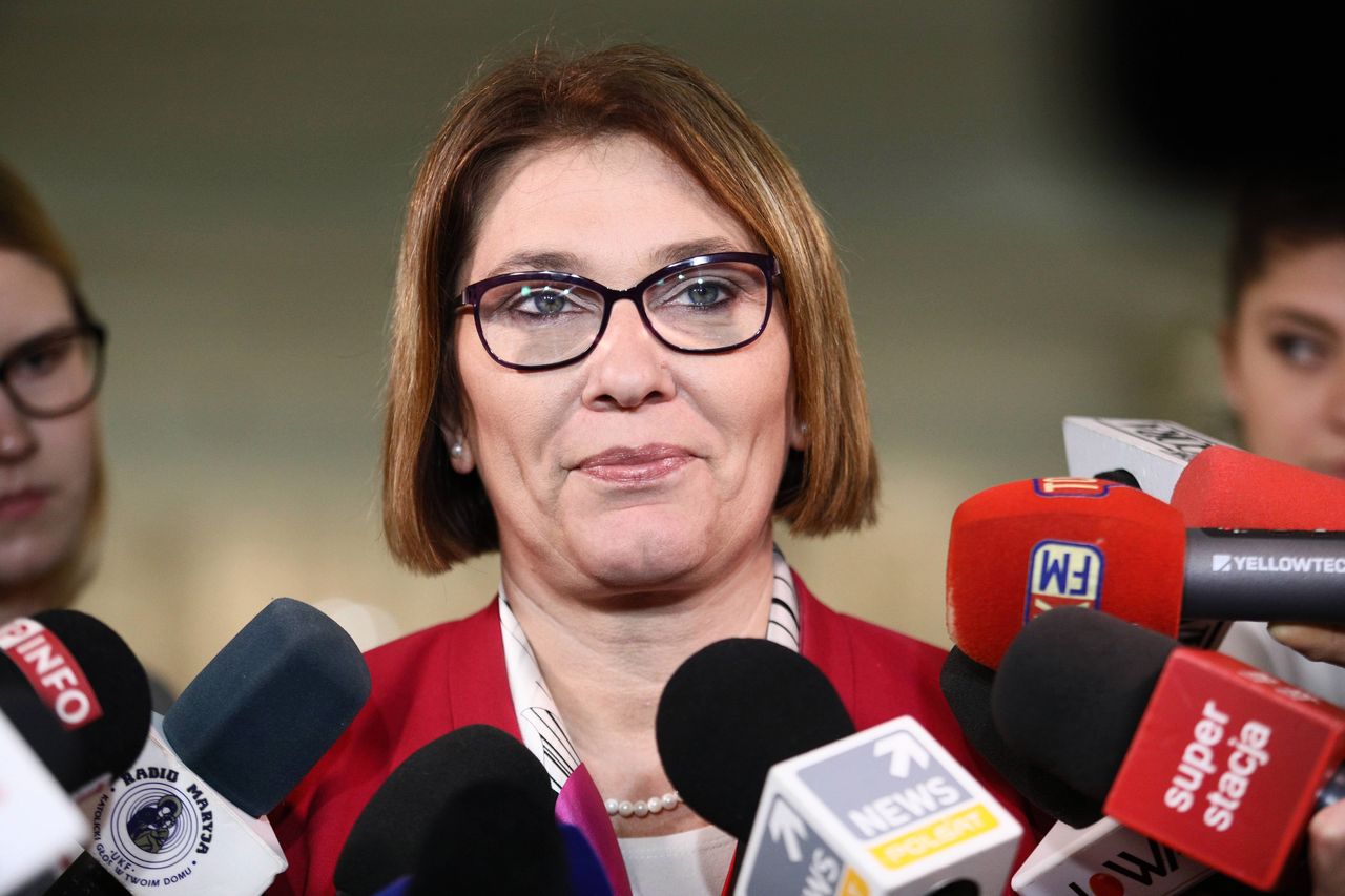Beata Mazurek kręci głową na opozycję. "PO nadal nie odrobiła pracy domowej"