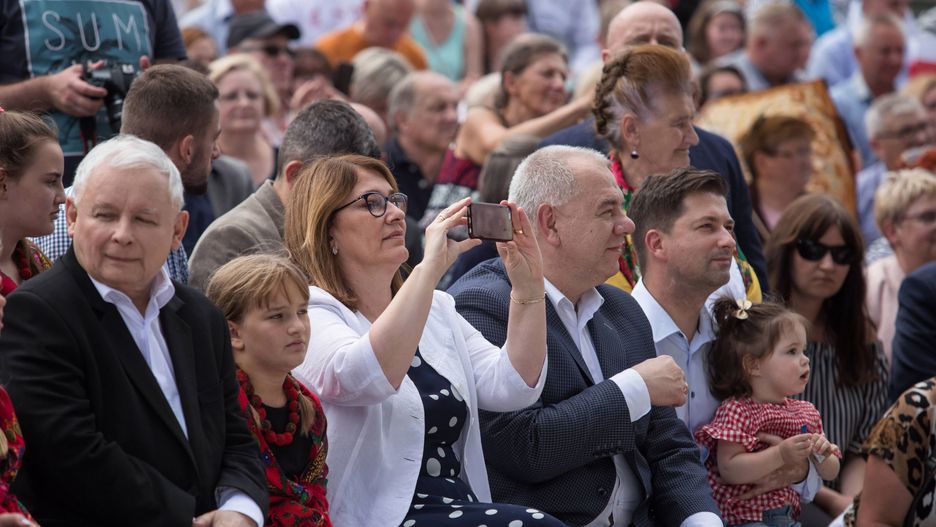 Koronawirus w Polsce. Na zdjęciu Jarosław Kaczyński i Beata Mazurek.