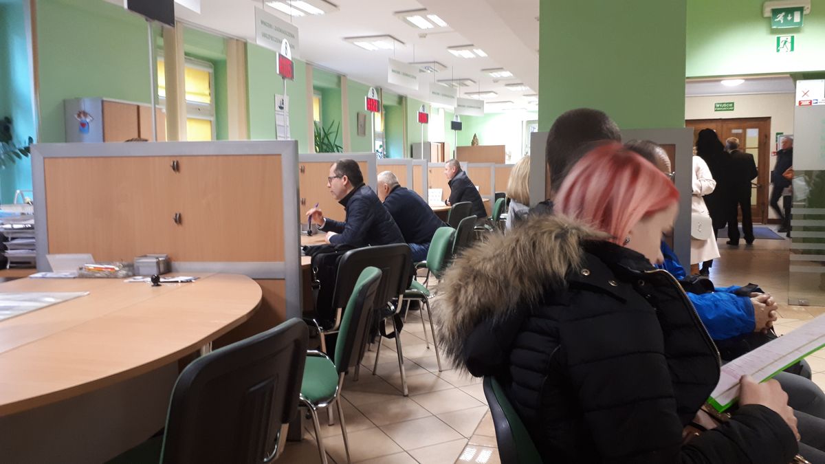 Ludzi jest więcej, ale oblężenia w oddziałach ZUS nie ma. Szczyt przypadł na poniedziałek - informują urzędnicy