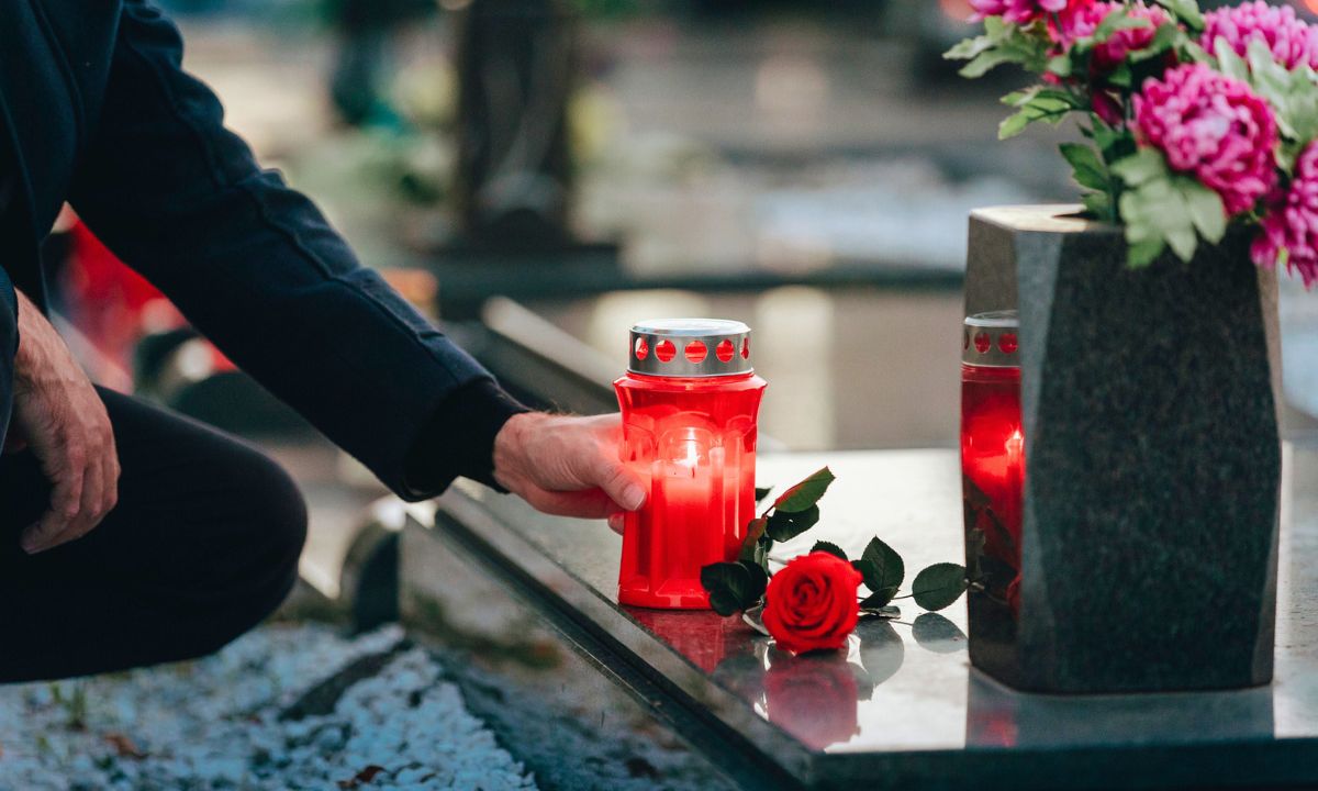 Nie pal zniczy w dniu pogrzebu. Pech przylepi się do ciebie na dobre