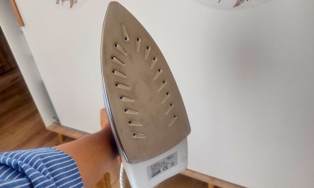 Moja sąsiadka nakłada domową pastę na stopę żelazka. Przypalenia znikają