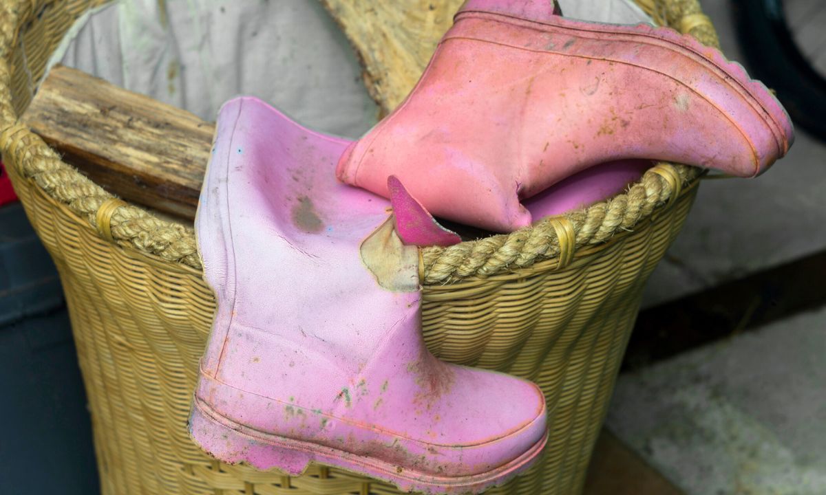 gdzie wyrzucić stare buty, fot. Getty Images