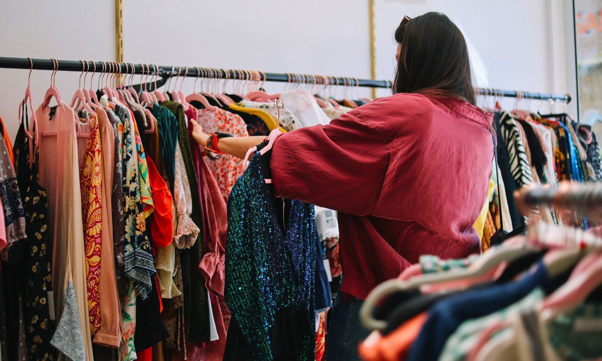 skąd się biorą ubrania w lumpeksach, fot. Getty Images
