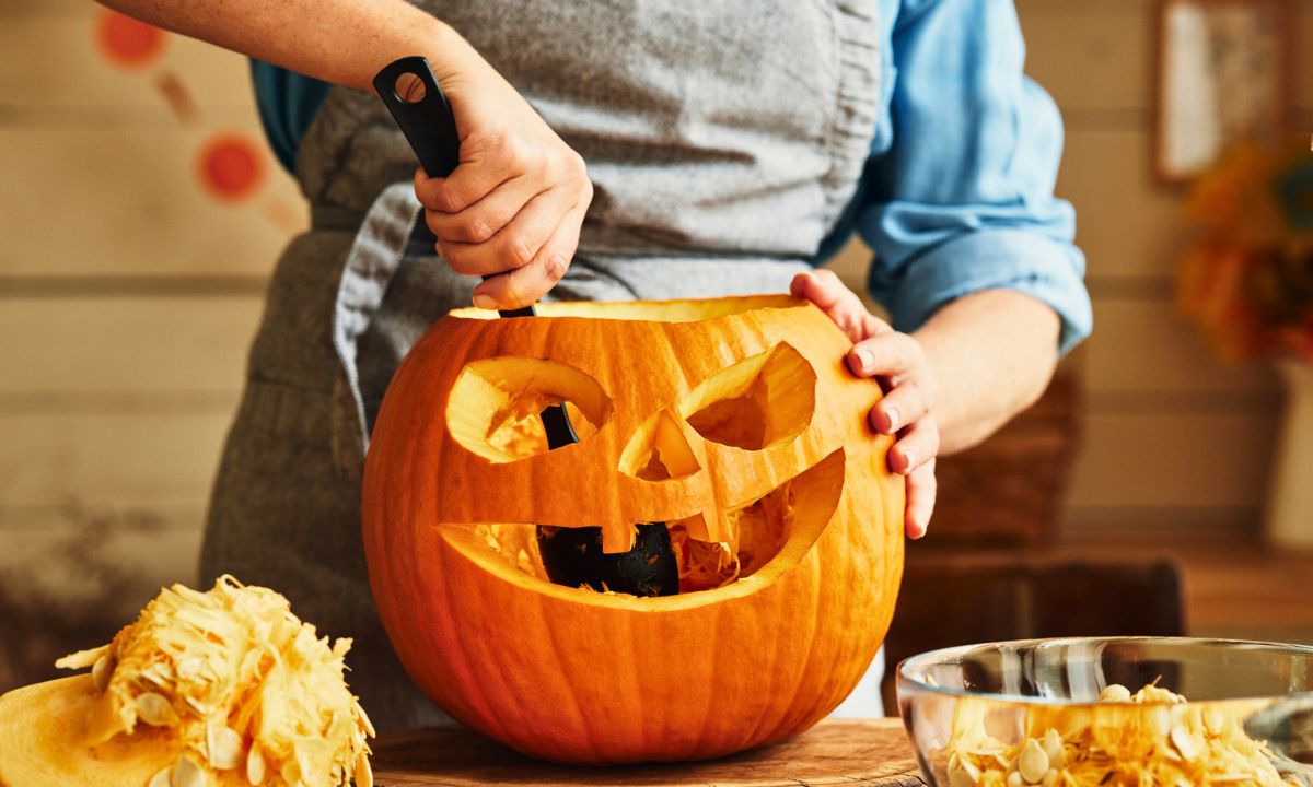 Tak zrobisz dyniowe straszydło na Halloween. Dzieciaki będą zachwycone