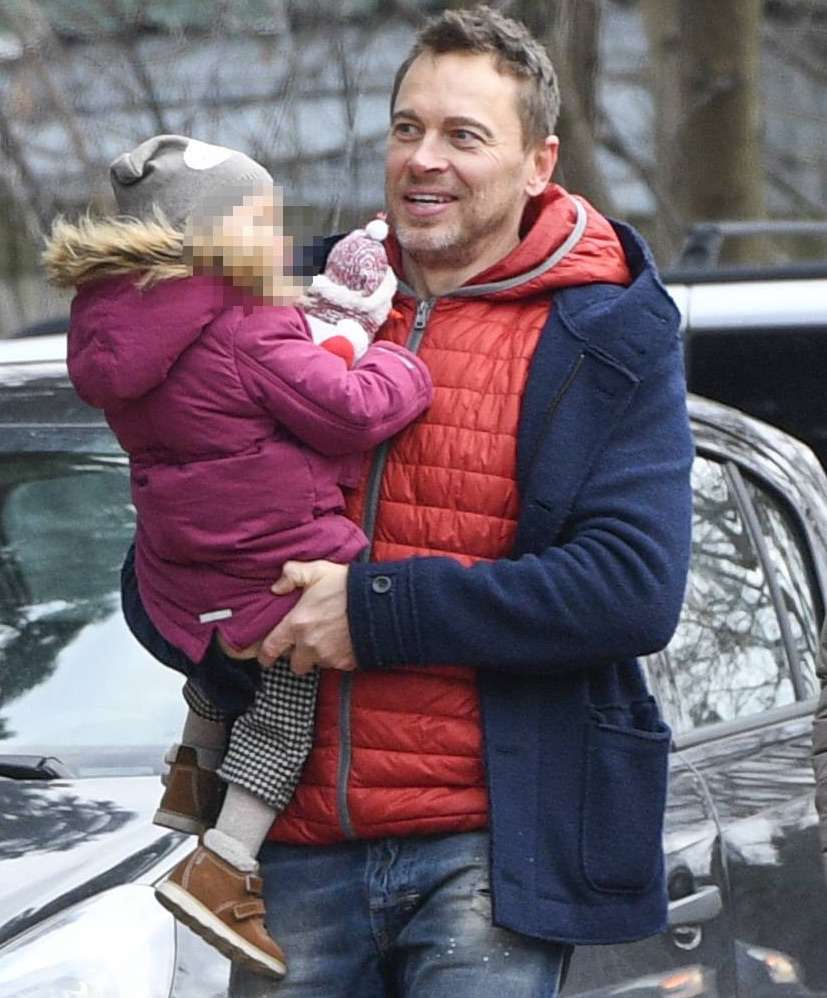 Piotr Jeżyna z córką wybierają choinkę