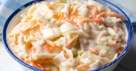 Klasyk wśród surówek. Colesław jeszcze lepszy niż z KFC