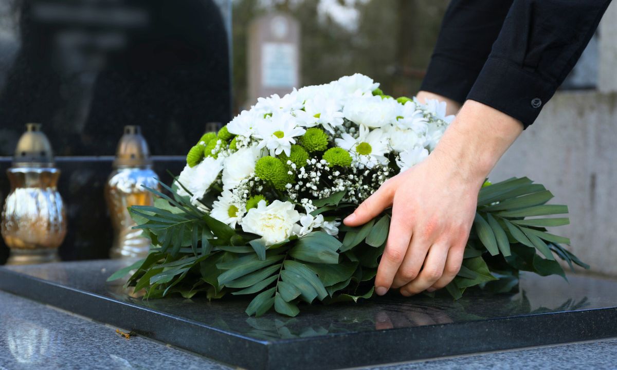 jak zrobić ekologiczny znicz i wieniec, fot. Getty Images