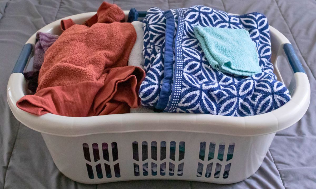 dziury w koszach na pranie, fot. Getty Images