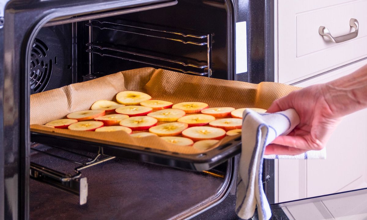 jak suszyć jabłka w piekarniku, fot. Getty Images