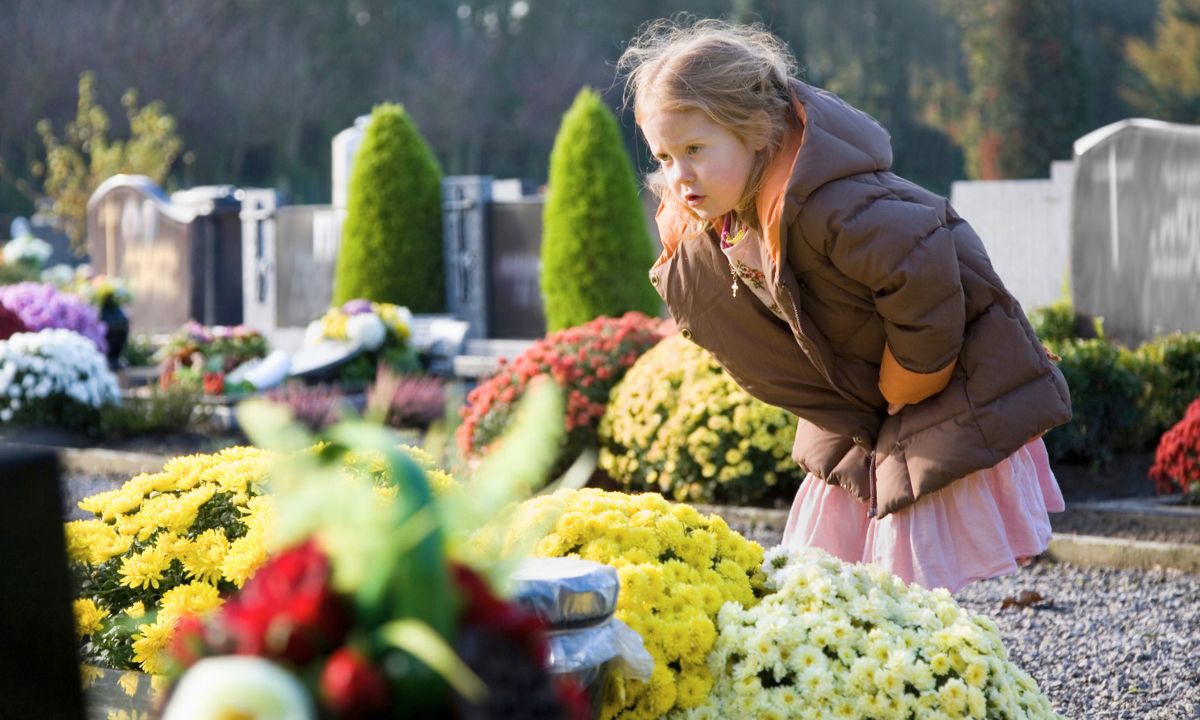 Zabierać dziecko na cmentarz podczas Wszystkich Świętych? Rodzice mają dylemat