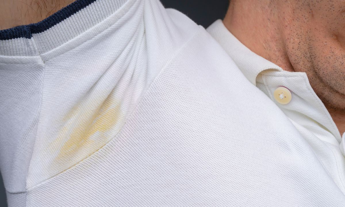 jak usunąć żółte plamy po antyperspirancie, fot. Getty Images