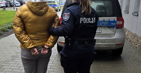 Uderzyła seniorkę garnkiem w głowę i okradła