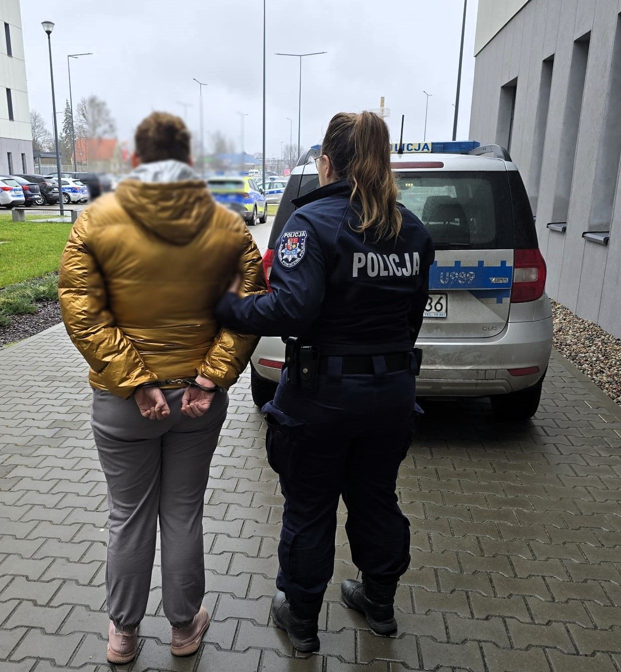 Uderzyła seniorkę garnkiem w głowę i okradła