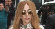 Lady Gaga zrobiła splasha. Ma na sobie ciekawe bikini i polewa się dziwnym naczyniem