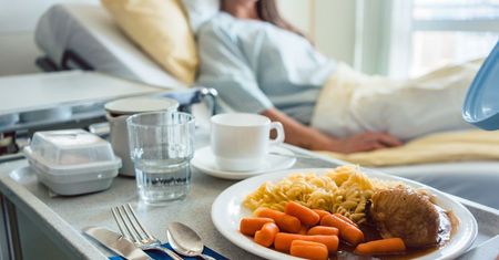 Pracowała w cateringu dla szpitala. Postanowiła przerwać milczenie i ujawnić straszną praktykę