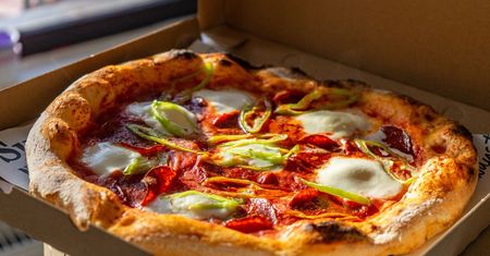Chciała zamówić pizzę. Weszła już do lokalu, rozejrzała się i uciekła w popłochu