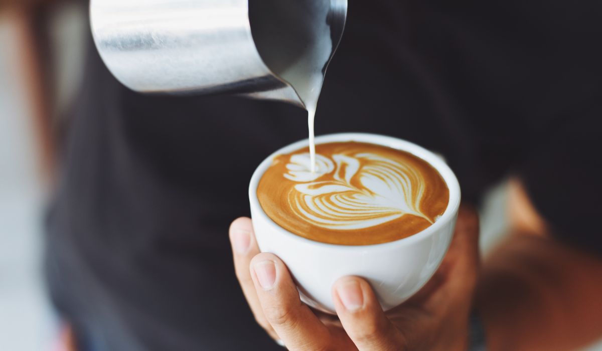 Kawa z tłustym mlekiem - omijaj ją szerokim łukiem (PEXELS)