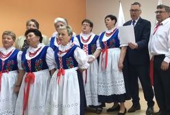 Wiceminister Stanisław Szwed zaśpiewał z seniorami. "Życie jest piękne"