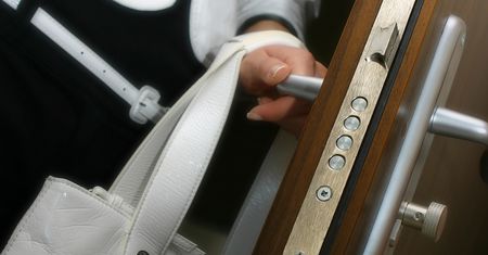 Warszawiacy dostają dziwne kartki. "Proszę o pilny kontakt"