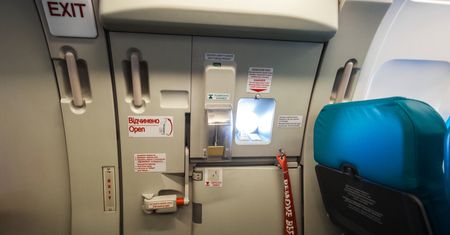 Oto, co się stanie, gdy w czasie lotu otworzą się drzwi