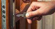 Drzwi antywłamaniowe nie muszą źle wyglądać. Zobacz, jak połączyć styl z bezpieczeństwem