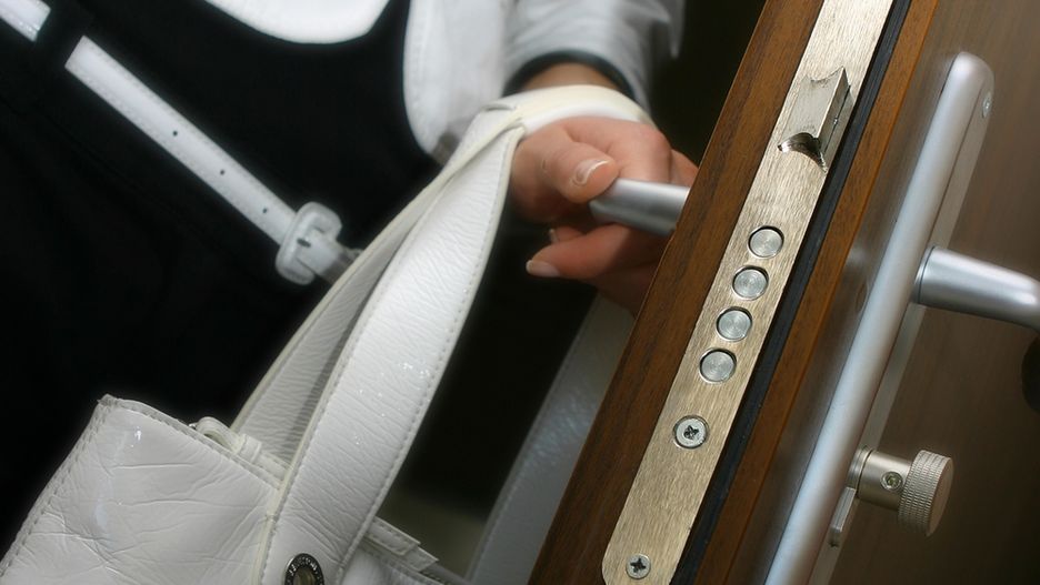 Kartki wetknięte w drzwi 