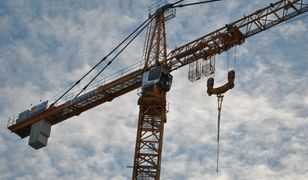 Dźwig runął w centrum Łodzi. Prosto na zaparkowane auta