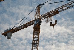 Dźwig runął w centrum Łodzi. Prosto na zaparkowane auta