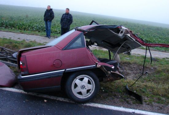 Opel Omega rozpadł się na dwie części, kierowca przeżył