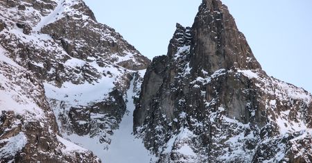 Tatry: w rejonie Mnicha zeszła lawina. Dwie osoby pod zwałami śniegu