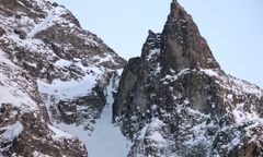 Tatry: w rejonie Mnicha zeszła lawina. Dwie osoby pod zwałami śniegu