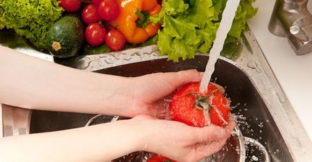 Jak myć owoce i warzywa? Sprawdź, jak to robić, aby spożywać produkty bez zanieczyszczeń