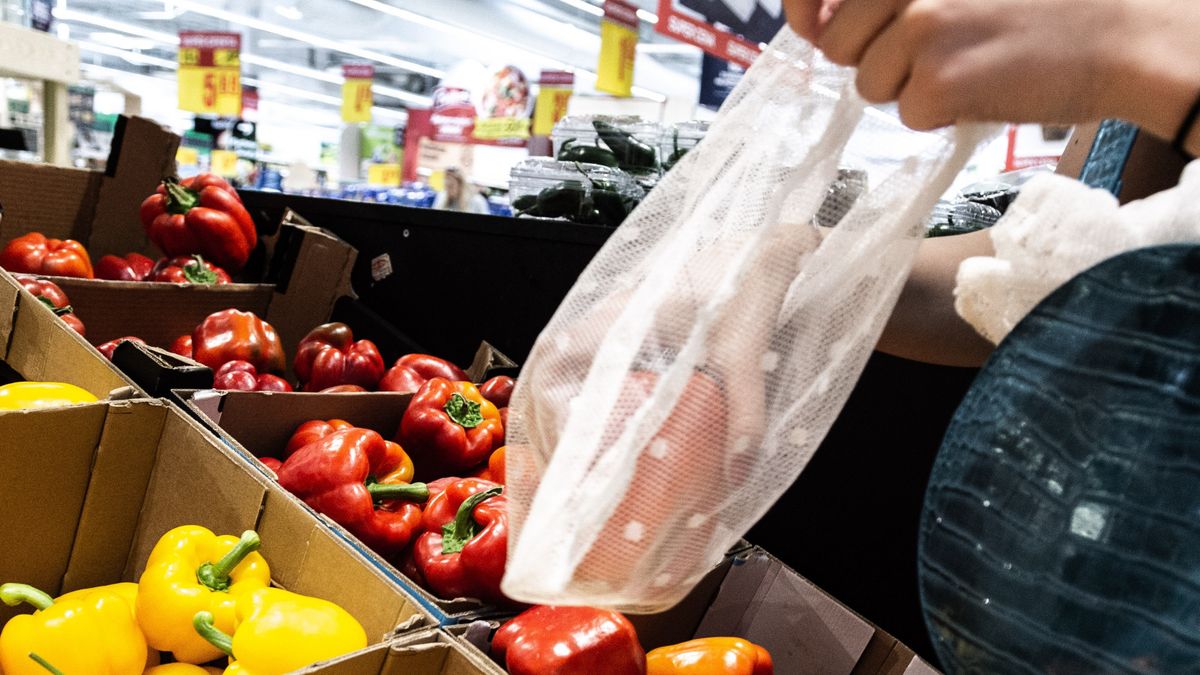 W co trzecim skontrolowanym markecie owoce i warzywa były źle oznaczone