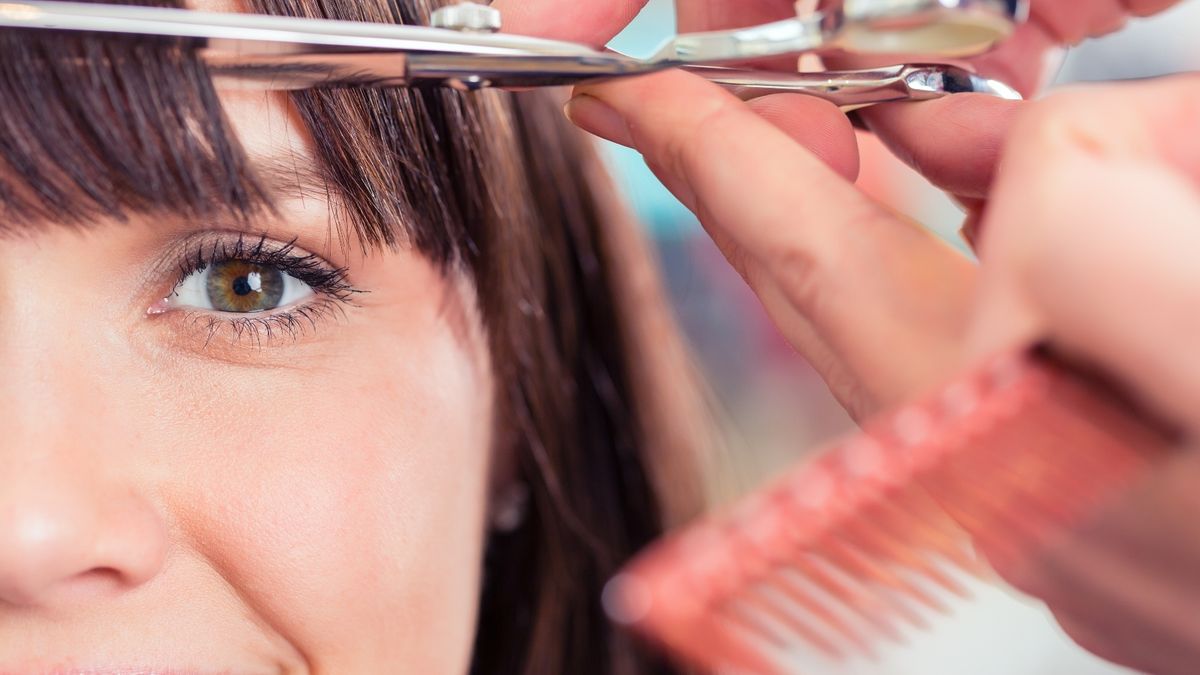 Fryzura z grzywką na bok od dawna nie wychodzi z mody