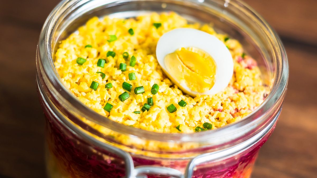 Tradycyjna sałatka warzywna idealna na Wielkanoc