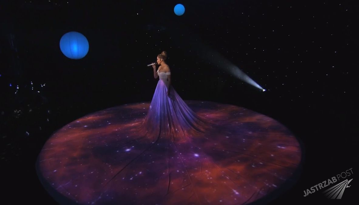 Jennifer Lopez w amerykańskim Idolu miała sukienkę z wizualizacjami, tak samo jak Rosja na Eurowizji 2015. Czy Polina Gagarina inspirowała się J.Lo?