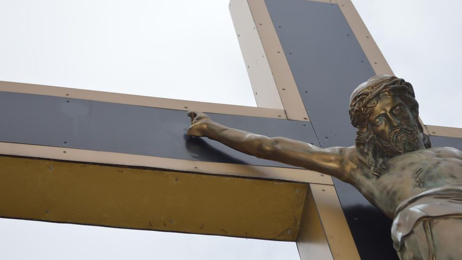 Zniszczony krzyż przy kościele w Katowicach