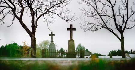 We wsi stoją dwa krzyże. Dwóch religii. I łączą. I dzielą