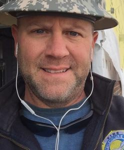 Jeden telefon zmienił życie strażaka. Uratował niemowlę, a potem je adoptował