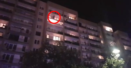 Chciał skoczyć z 8. piętra. W ręku trzymał nóż [WIDEO]