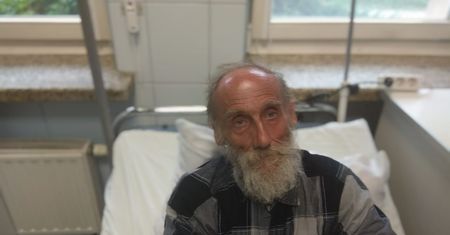 Zamieście. Tajemniczy mężczyzna szedł drogą krajową nr 48. Nie potrafi powiedzieć kim jest