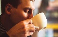 Czy mężczyźni powinni pić czarną herbatę?