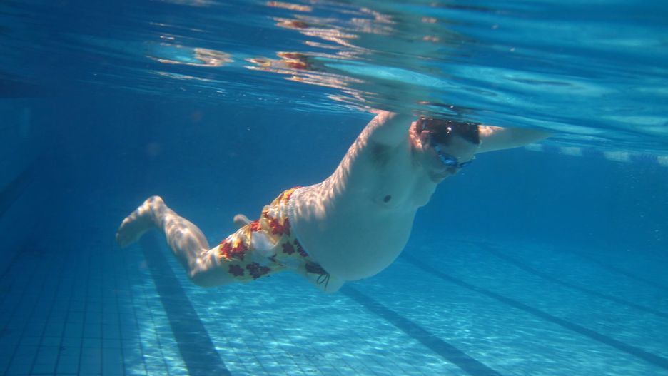 Ciężarny Jason Barker w scenie z filmu "A Deal With the Universe"