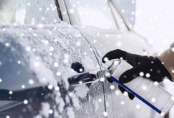 Parkujesz na zewnątrz? Pozbądź się lodu za pomocą odmrażacza