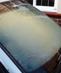 Jak oczyścić samochód ze śniegu i lodu?