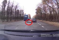 Metalowa rura przebiła szybę i raniła kierowcę